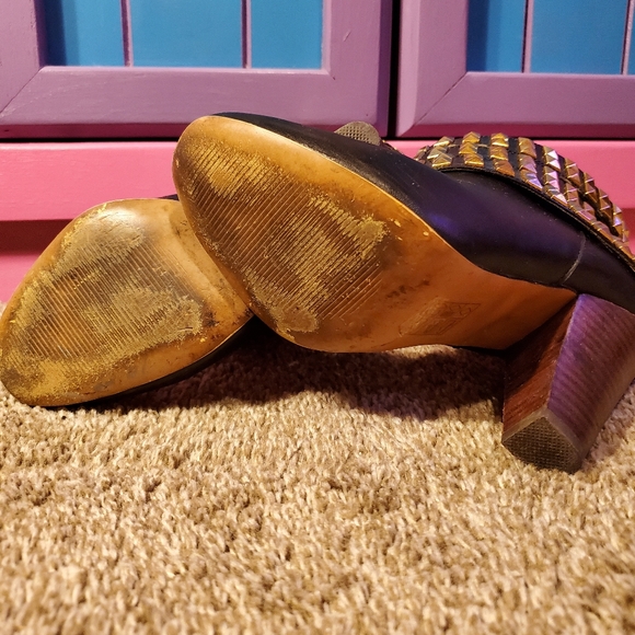 Betsey Johnson Goldtone Studded Black Leather Heeled Boot Bootie Size 7 - Picture 7 of 7